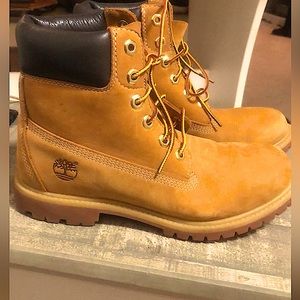 Selling, classic wheat Timberland boots size 8